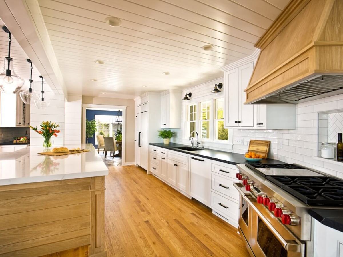 Farmhouse kitchen renovation in Clearview Township by Mighton Construction